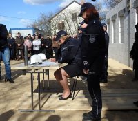 Policjantka z Komendy Głównej Policji podpisuje akt erekcyjny. Przy niej stoi Naczelnik Wydziału Komunikacji Społecznej KWP w Białymstoku