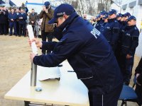 Komendant Powiatowy Policji w Wysokiem Mazowieckiem wkłada akt erekcyjny do tuby