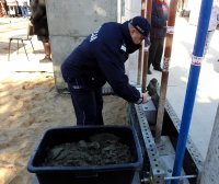 Komendant Wojewódzki Policji w Białymstoku wmurowuje kamień węgielny pod budowę posterunku