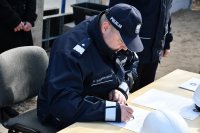 Komendant Wojewódzki Policji w Białymstoku podpisuje akt erekcyjny