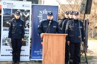 Komendant Wojewódzki Policji w Białymstoku przemawia na tle pozostałych policjantów.