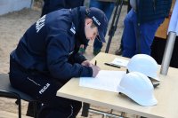 Komendant Powiatowy Policji w Wysokiem Mazowieckiem podpisuje akt erekcyjny