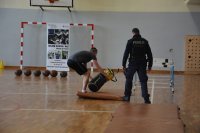 Zdjęcie przedstawia funkcjonariuszy wysokomazowieckiej Policji przeprowadzających test sprawności fizycznej