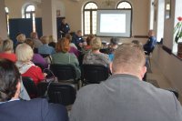 Zdjęcie wykonane na debacie społecznej w Ciechanowcu w Ciechanowieckim Ośrodku Kultury i Sportu z mieszkańcami Ciechanowca oraz seniorami Uniwersytetu III Wieku