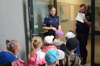 Fotografia przedstawia dzieci z Przedszkola  w Ciechanowcu na spotkaniu z wysokomazowieckimi policjantami - zwiedzają komendę