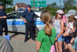 Na zdjęciu funkcjonariusze Posterunku Policji w Ciechanowcu na spotkaniu z uczniami Szkoły Podstawowej w Klukowie podczas rozgrywanych zawodów sportowo - rekreacyjnych