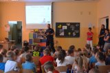 Fotografia przedstawia wysokomazowieckich dzielnicowych  na spotkaniu z dziećmi w Szkole Podstawowej w Wysokiem Mazowieckiem