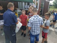 Fotografia przedstawia dzielnicowego z Posterunku Policji w Sokołach na spotkaniu z dziećmi w Szkole Podstawowej we Wnorach Kużelach