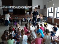 Obraz przedstawia dzielnicowego  z Sokół na spotkaniu z dziećmi w Centrum Kulturalno - Bibliotecznym