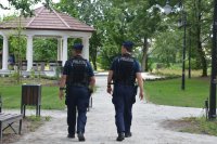 Obraz przedstawia funkcjonariuszy pełniących służbę w parku w Czyżewie