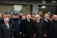 zdjęcie grupowe przed nowo wybudowana siedziba posterunku policji w Sokołach