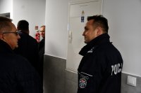 goście odwiedzający nowo wybudowaną siedzibę posterunku policji w Sokołach