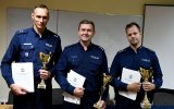 Obraz przedstawia policjantów- dyżurnych, którzy osiągnęli najlepsze wyniki w konkursie