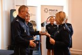 Obraz przedstawia funkcjonariuszy policji m.in. asp. Dorotę Kołakowską odbierającą nagrodę