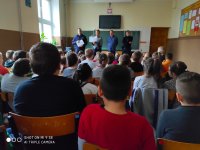 Obraz przedstawia profilaktyk Wydziału Prewencji i dzielnicowych  na spotkaniu z dziećmi w Szkole w Nowych Piekutach