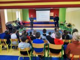 Obraz przedstawia policjantów w Szkole Podstawowej w Kobylinie Borzymach