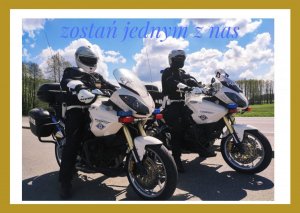 Obraz przedstawia policjantów na motocyklach