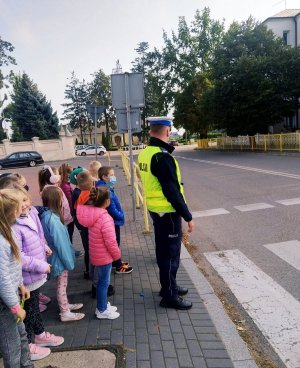 Obraz przedstawia policjanta na spotkaniu z dziećmi w Wysokiem Mazowieckiem