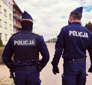 Obraz przedstawia policjantów wydziału prewencji w patrolu pieszym