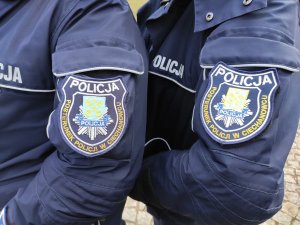 Obraz przedstawia ramiona policjantów z naszywkami Posterunek Policji w Ciechanowcu