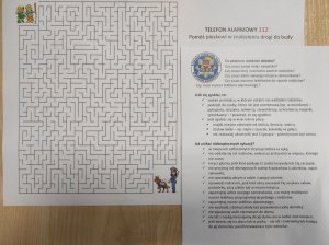zdjęcie przedstawia broszury ze wskazówkami jak uniknąć zaginięcia dziecka
