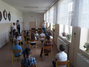 zdjęcie przedstawia profilaktyk wysokomazowieckiej komendy prowadzącej spotkanie profilaktyczne z uczniami