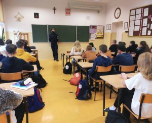 obraz przedstawia policjantkę na spotkaniu z uczniami w jednej z klas w Miejskim Zespole Szkół w Wysokiem Mazowieckiem