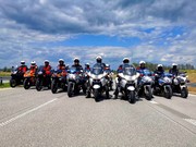 obraz przedstawia policjantów i ratowników na motocyklach