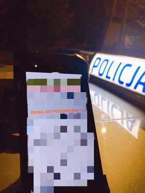 obraz przedstawia napis policja oraz napis osoba jest poszukiwana