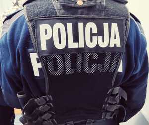 obraz przedstawia napis policja na kamizelce funkcjonariusza