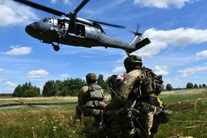 obraz przedstawia policjantów na tle helikoptera