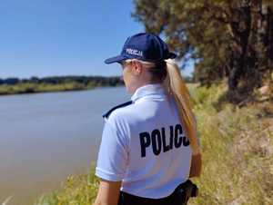 obraz przedstawia policjantkę patrzącą na wodę