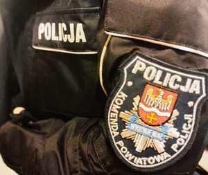obraz przedstawia napis  Komeda Powiatowa Policji w Wysokiem Mazowieckiem