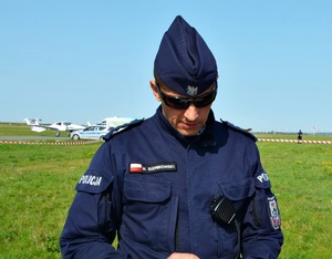 obraz przedstawia policjanta