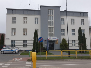 Obraz przedstawia  budynek Komendy Powiatowej Policji w Wysokiem Mazowieckiem
