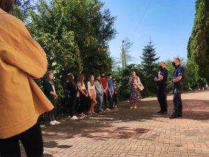 Obraz przedstawia policjantów dzielnicowych na spotkaniu