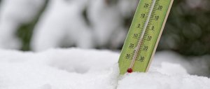 Obraz przedstawia termometr na śniegu
