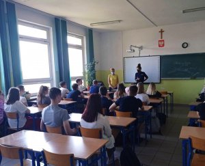 obraz przedstawia policjantkę i profilaktyk prowadzącą spotkanie z młodzieżą w Ciechanowcu