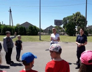 obraz przedstawia policjantkę na spotkaniu z dziećmi