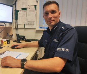 obraz przedstawia policjanta podkomisarza Radosława Komarowskiego