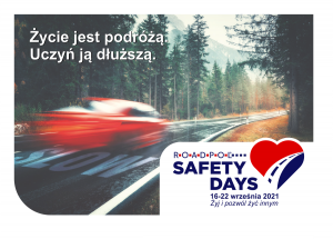 Na niebieskim tle znajduje się napis: ROADPOL Safety Days 16-22 września 2021. Żyj i pozwól żyć innym. Obok rysunek serca, w które wkomponowana jest droga.W lewym górnym rogu widnieje napis Życie jest podróżą uczyń ją dłuższą