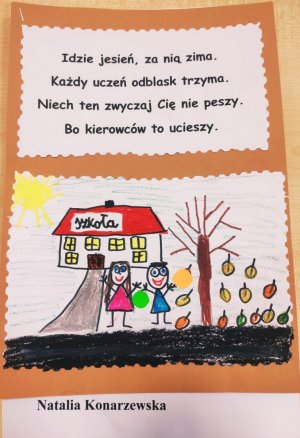 obraz przedstawia pracę która zajęła pierwsze miejsce z tekstem idzie jesień za nią zima każdy uczeń odblask trzyma. Niech ten zwyczaj Cię nie peszy bo kierowców to ucieszy. Na karcie podpis Natalia Konarzewska oraz narysowany odręcznie obraz szkoły i dzieci