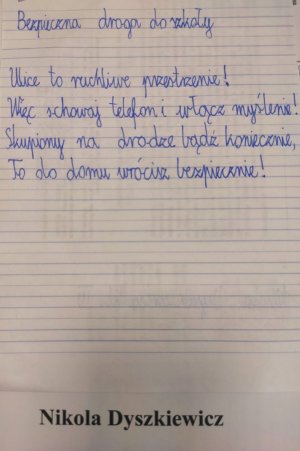 obraz przedstawia odręczny zapis dziecka - ulice to ruchliwe przestrzenie, więc schowaj telefon i włącz myślenie. Skupiony na drodze bądź koniecznie, to do domu wrócisz bezpiecznie- podpis Nikola Dyszkiewicz