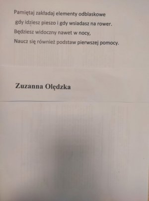 obraz przedstawia zapis - pamiętaj zakładaj elementy odblaskowe, gdy idziesz pieszo i gdy wsiadasz na rower. Będziesz widoczny nawet w nocy naucz się również podstaw pierwszej pomocy . Zuzanna Olędzka