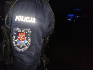 obraz przedstawia ramię policjanta z naszywką z napisem Policja Komenda Powiatowa Policji Wysokie Mazowieckie