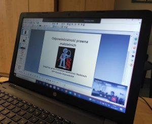 obraz przedstawia ekran laptopa z wyświetlonym napisem Zespół do spraw profilaktyki społecznej i nieletnich KPP Wysokie Mazowieckie Odpowiedzialność prawna nieletnich