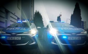 obraz przedstawia nowe radiowozy oznakowane przed budynkiem Komendy Powiatowej Policji w Wysokiem Mazowieckiem