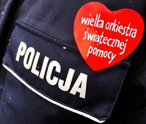 obraz przedstawia umundurowanie policjanta na którym widnieje serduszko Wielkiej Orkiestry Świątecznej Pomocy