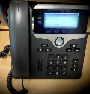 obraz przedstawia stacjonarny aparat telefoniczny