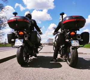 obraz przedstawia policjantów na motocyklach